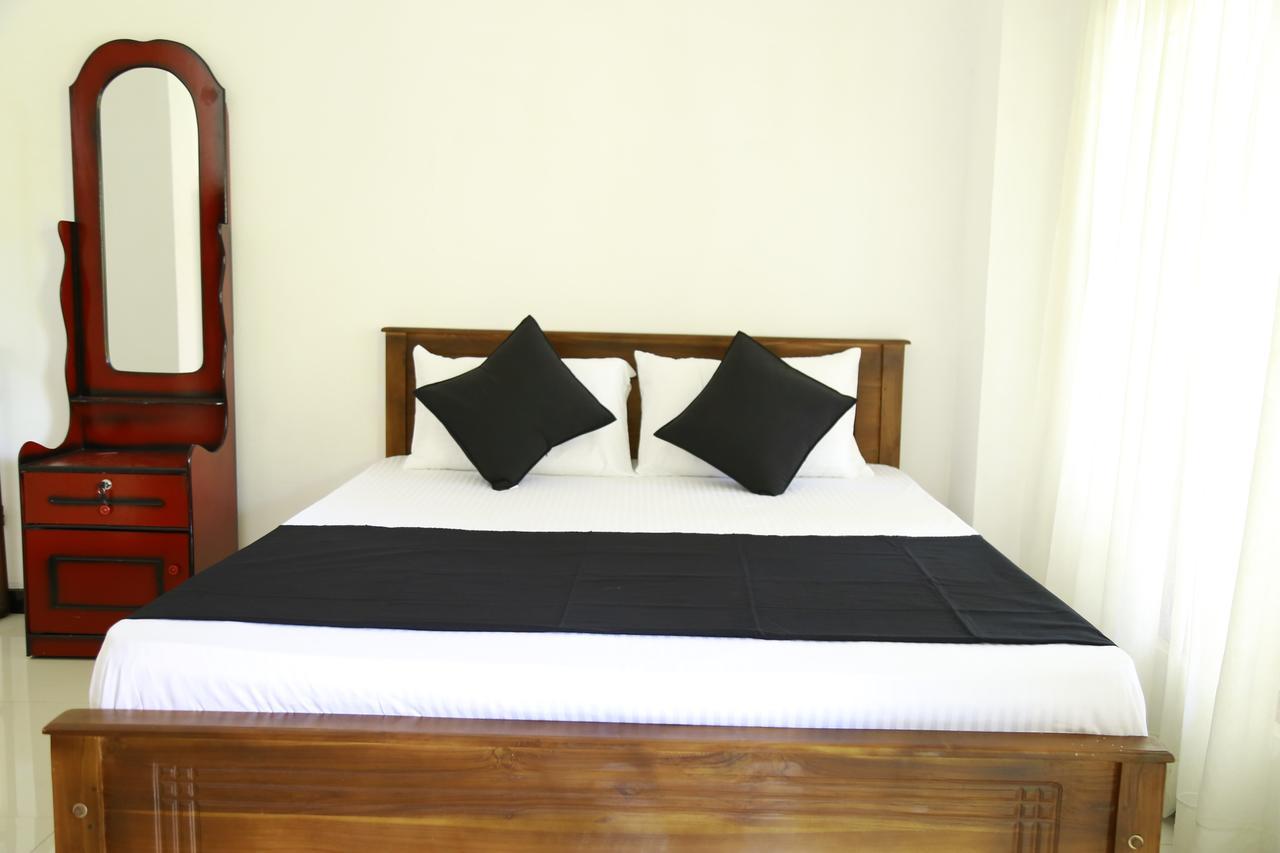 Layback Boutique Surf & Yoga Camp Sri Lanka Hostel Weligama Ngoại thất bức ảnh