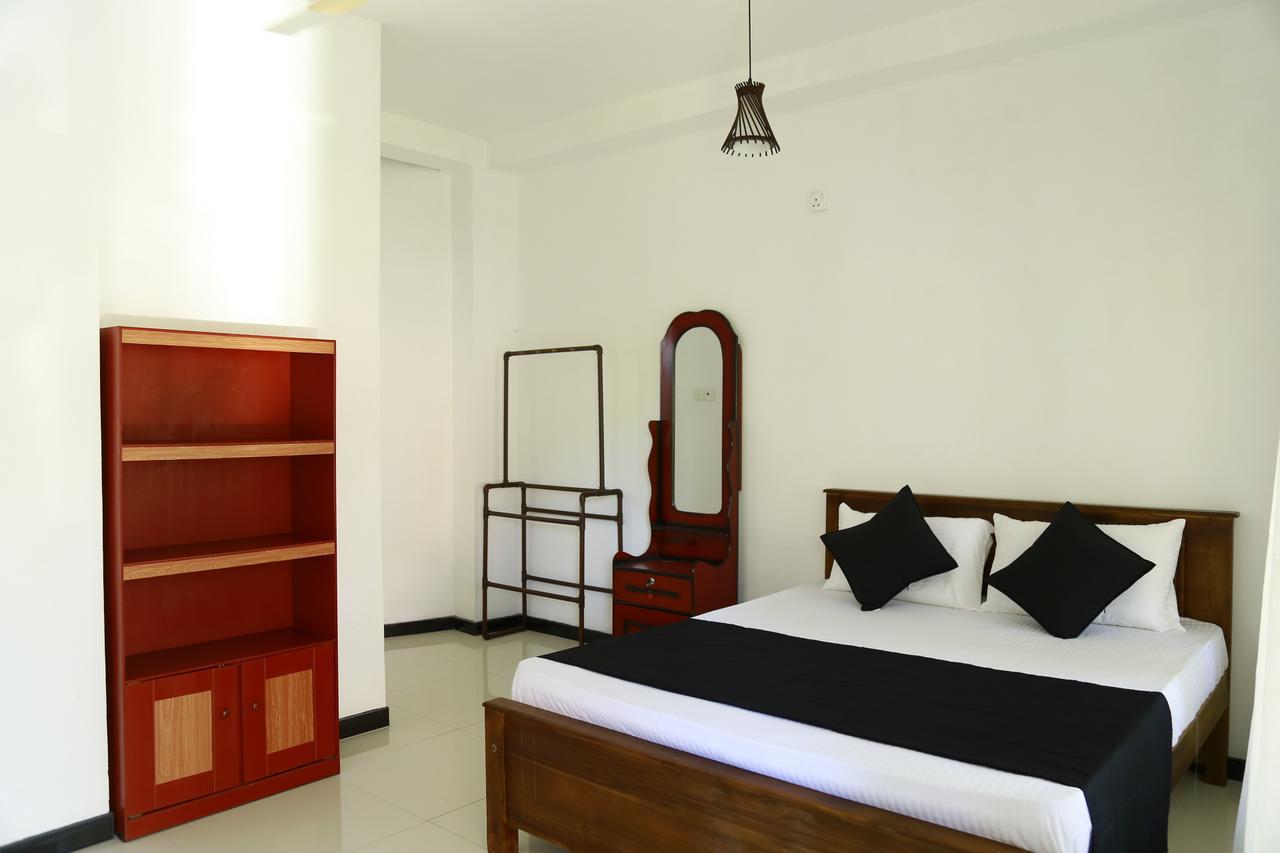Layback Boutique Surf & Yoga Camp Sri Lanka Hostel Weligama Ngoại thất bức ảnh
