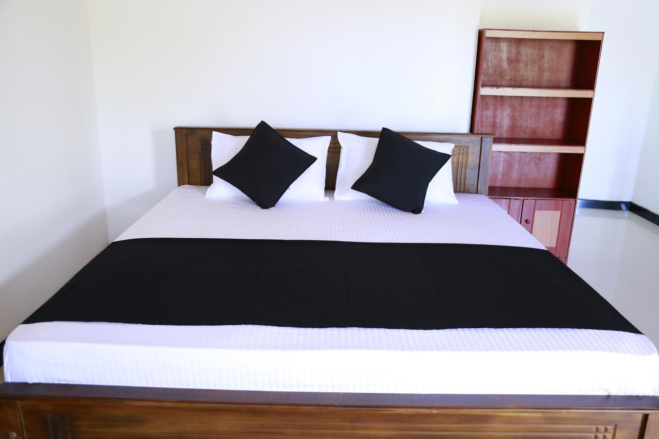 Layback Boutique Surf & Yoga Camp Sri Lanka Hostel Weligama Ngoại thất bức ảnh