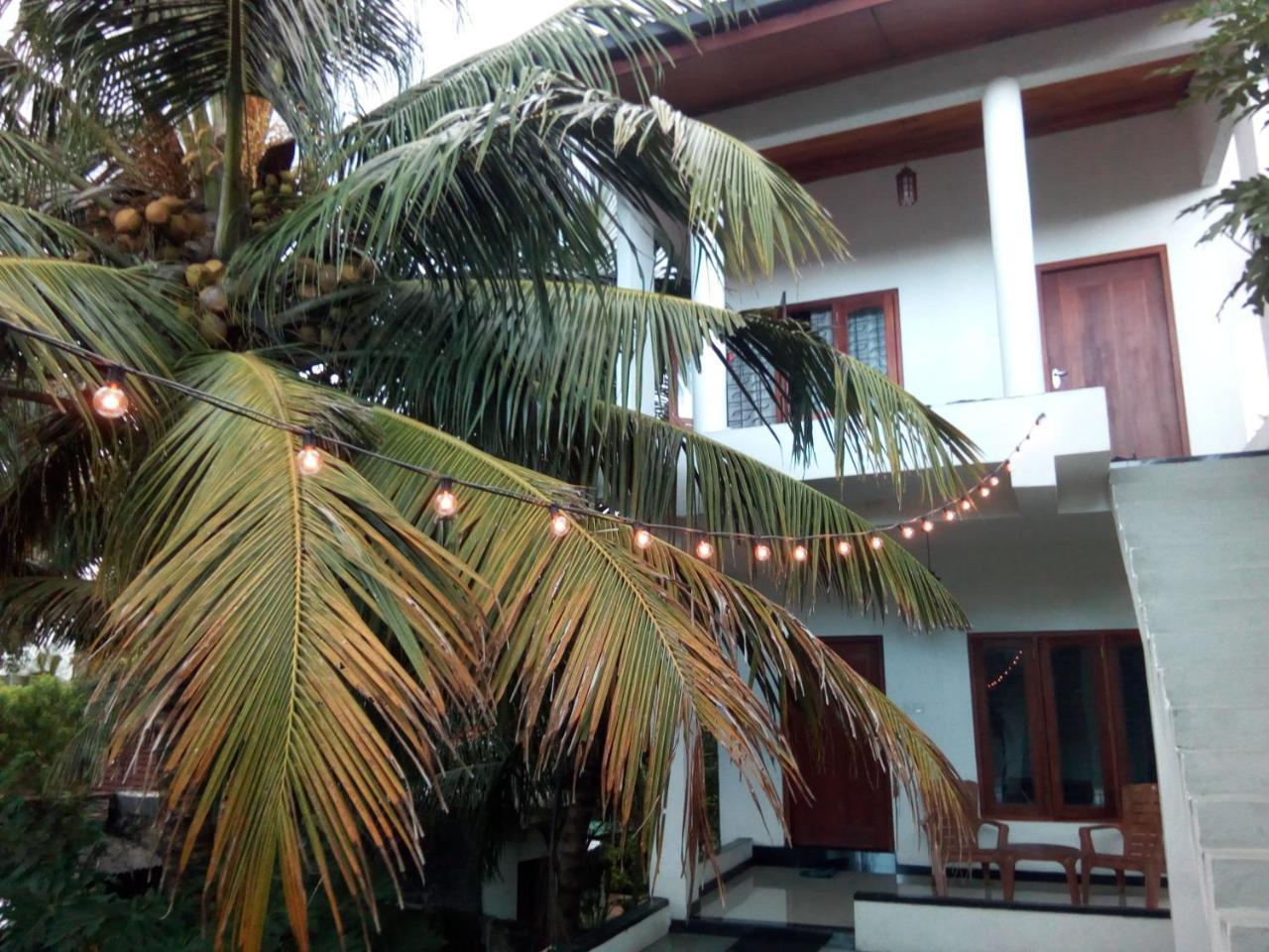 Layback Boutique Surf & Yoga Camp Sri Lanka Hostel Weligama Ngoại thất bức ảnh
